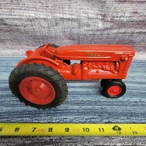Vintage Scale Models 1/16 Scale IH Farmall die-cast n/frontend tractor red/black